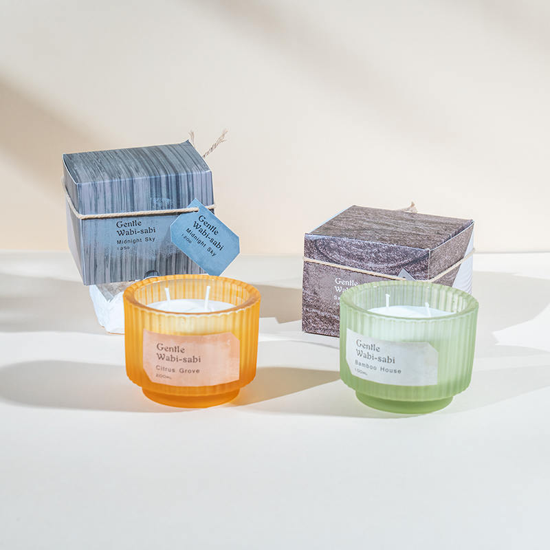 Cangkir lilin kaca bundar dengan garis-garis vertikal lilin beraroma-penjual lilin lilin kedelai ramah lingkungan