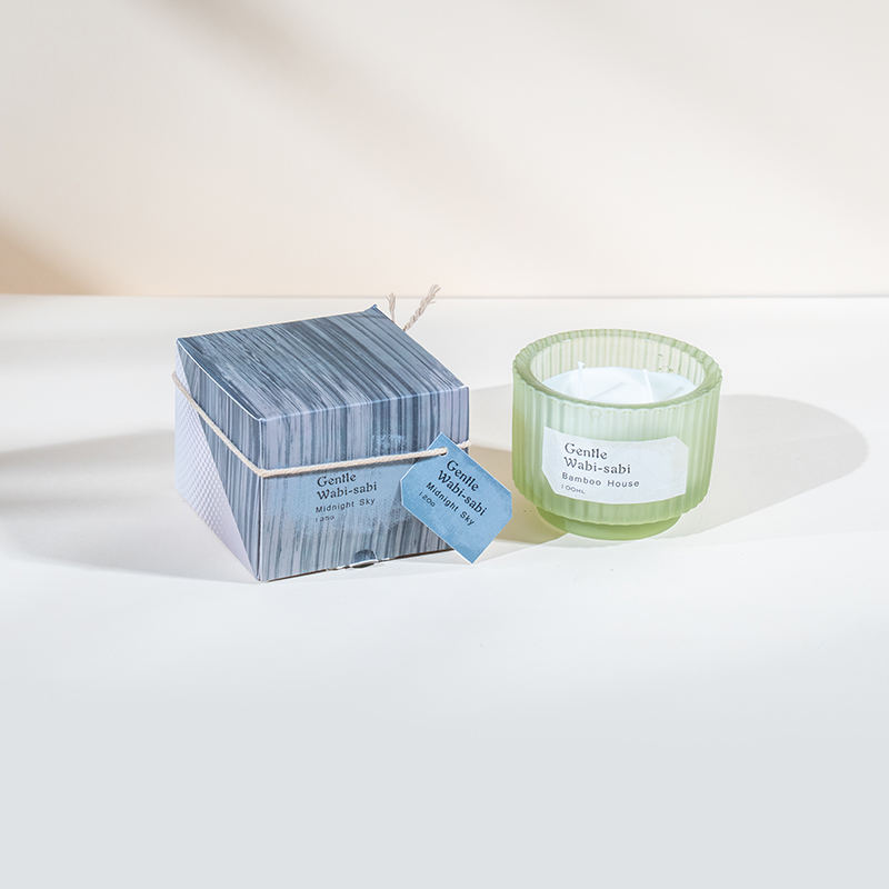 Cangkir lilin kaca bundar dengan garis-garis vertikal lilin beraroma-penjual lilin lilin kedelai ramah lingkungan