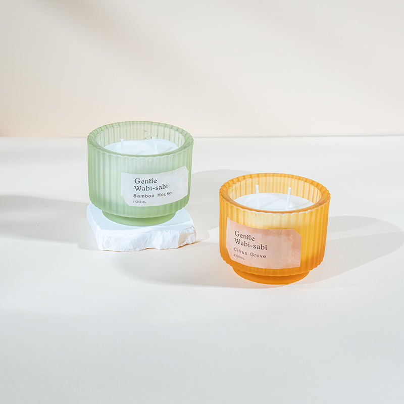 Cangkir lilin kaca bundar dengan garis-garis vertikal lilin beraroma-penjual lilin lilin kedelai ramah lingkungan