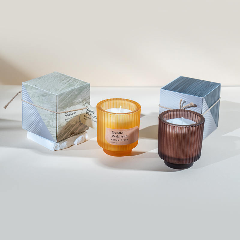 Cangkir lilin kaca bundar dengan garis-garis vertikal lilin beraroma-penjual lilin lilin kedelai ramah lingkungan