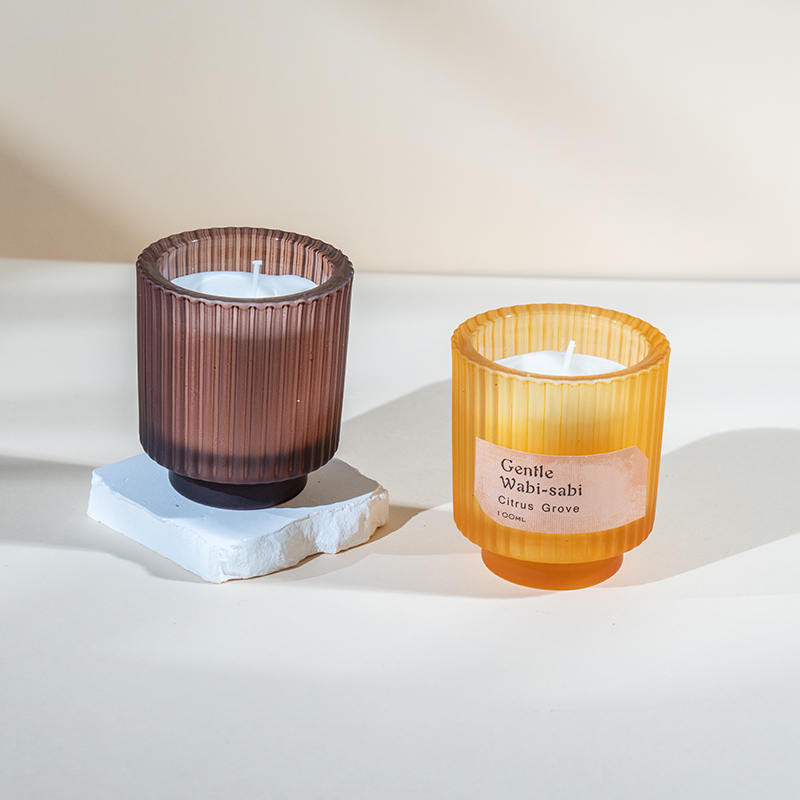 Cangkir lilin kaca bundar dengan garis-garis vertikal lilin beraroma-penjual lilin lilin kedelai ramah lingkungan