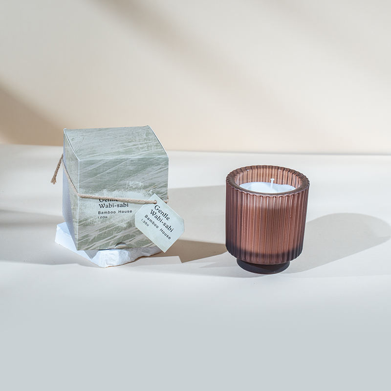 Cangkir lilin kaca bundar dengan garis-garis vertikal lilin beraroma-penjual lilin lilin kedelai ramah lingkungan