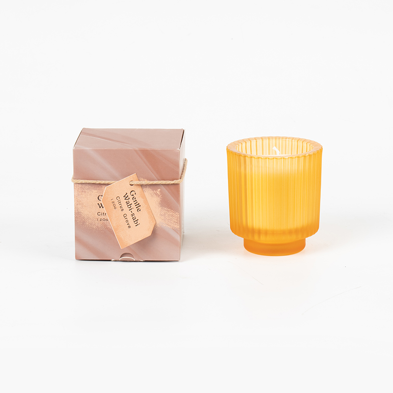 Cangkir lilin kaca bundar dengan garis-garis vertikal lilin beraroma-penjual lilin lilin kedelai ramah lingkungan