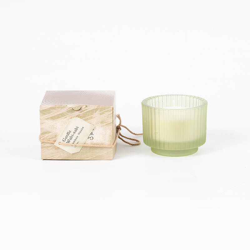 Cangkir lilin kaca bundar dengan garis-garis vertikal lilin beraroma-penjual lilin lilin kedelai ramah lingkungan