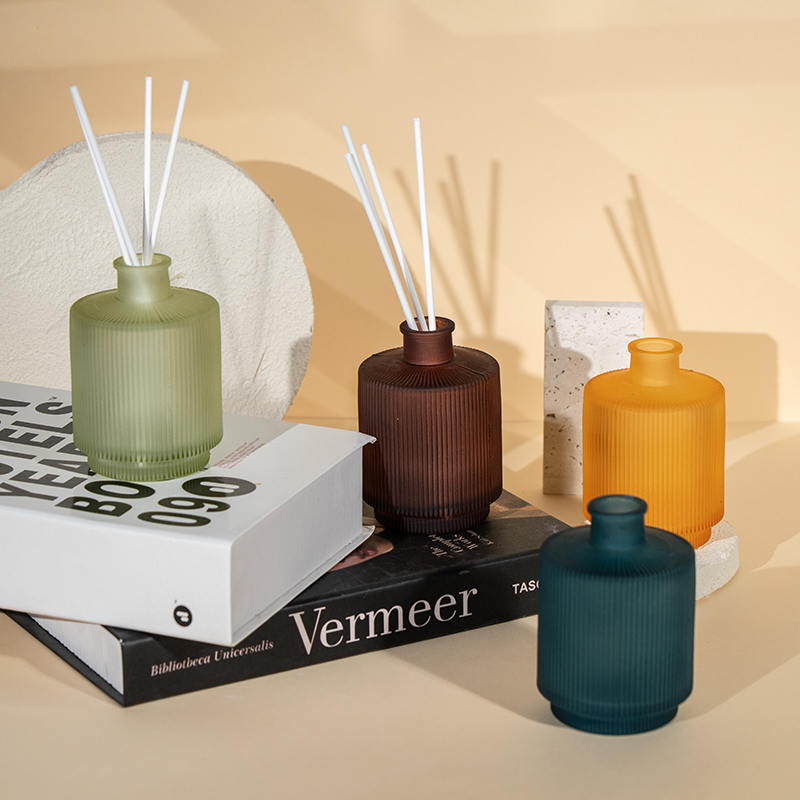 Botol kaca transparan garis vertikal melingkar reed diffuser-produsen reed diffuser aroma rumah